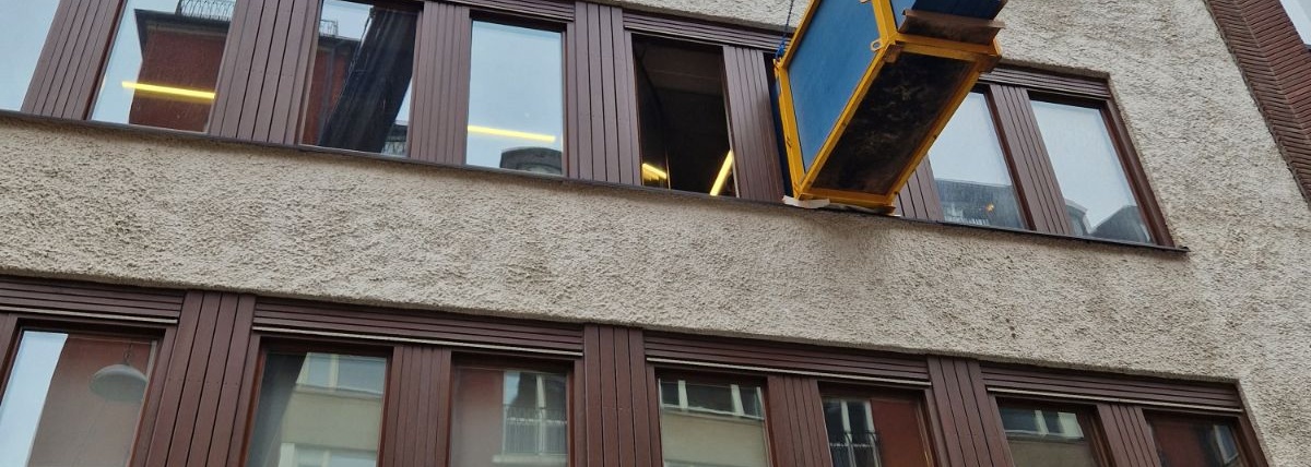 kranbil i stockholm lastar av