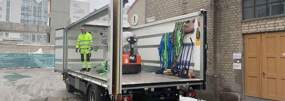 lastar av med lastbil i stockholm lillebil