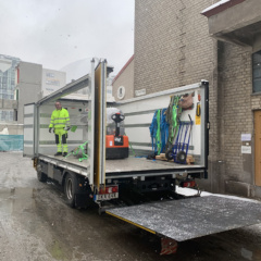 lastar av med lastbil i stockholm lillebil